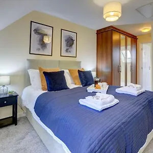 Villa The Leyburn I Large Executive House I Great Dining Space I Parking I Garden I Close To Nec & 12 Mins To Airport I Ecoshort Term Let By Silva, Birmingham
